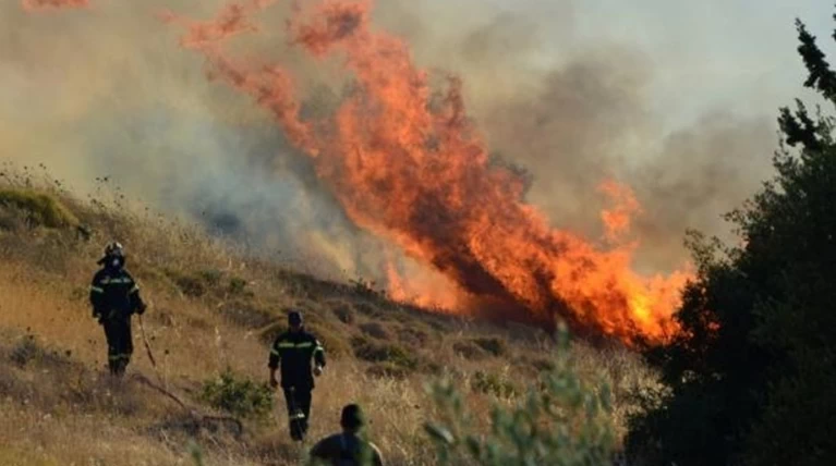 Μεγάλη πυρκαγιά σε δύο μέτωπα στην Κέρκυρα