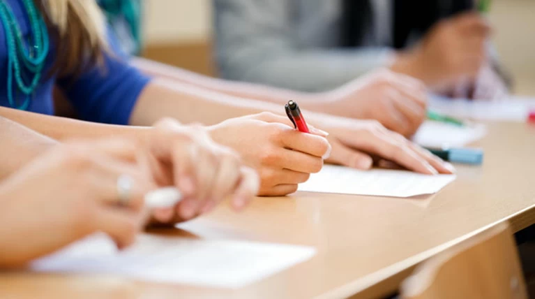 Μετά τα φροντιστήρια και τα ιδιωτικά σχολεία στο 23%