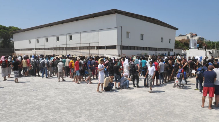 Κως: 2.000 πρόσφυγες στο δημοτικό γήπεδο για «χαρτιά»