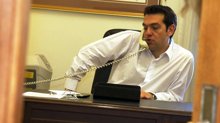 Σε Γιούνκερ, Ολάντ & Πιττέλα τηλεφώνησε πάλι απόψε ο Τσίπρας