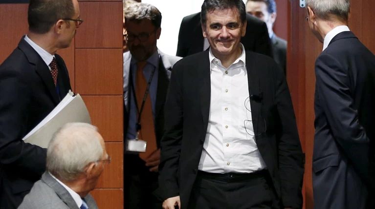 Χαμογελαστός ο Τσακαλώτος μπαίνει στη...φωλιά του Σόιμπλε