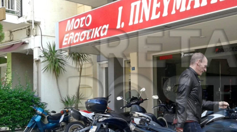 Στην Κρήτη ο Βαρουφάκης, έμεινε από...λάστιχο!