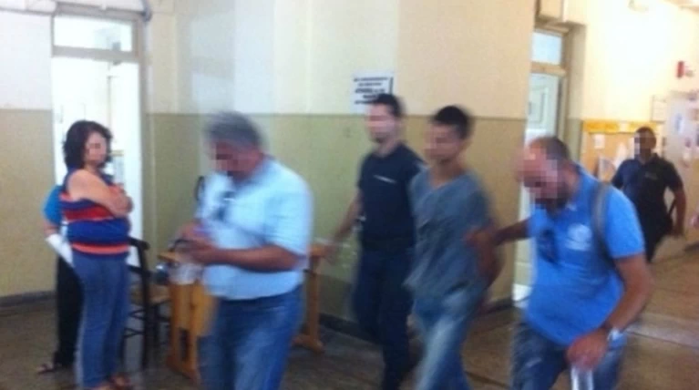 Κρήτη: Με κλωτσιές και βρισιές επιτέθηκαν στους φονιάδες του 71χρονου