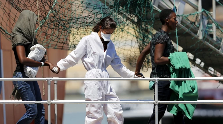 Σικελία: Επιχείρηση διάσωσης χιλιάδων μεταναστών