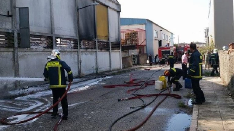Πυρκαγιά με νεκρό σε εργοστάσιο στη Θεσσαλονίκη