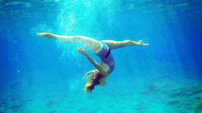 Η Κλέλια Πανταζή «χορεύει» σε τιρκουάζ νερά σε Κουφονήσια και Σχοινούσα