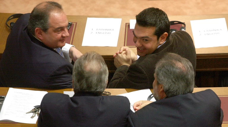 Υπηρεσιακή με σφραγίδα Τσίπρα και ...Καραμανλή