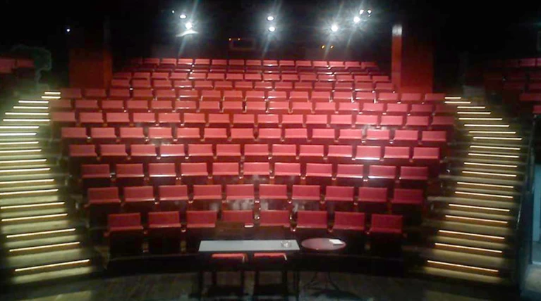 Η καρδιά του θεάτρου χτυπά στο ανανεωμένο θέατρο «Τζένη Καρέζη»