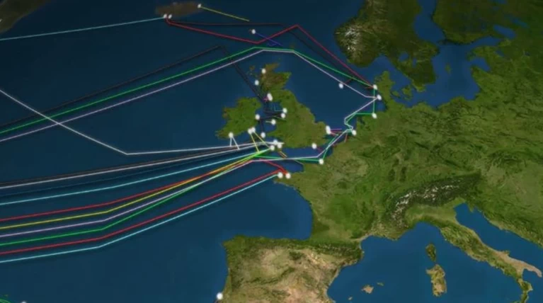 Ο εντυπωσιακός χάρτης με τα χιλιάδες υποθαλάσσια καλώδια του ίντερνετ