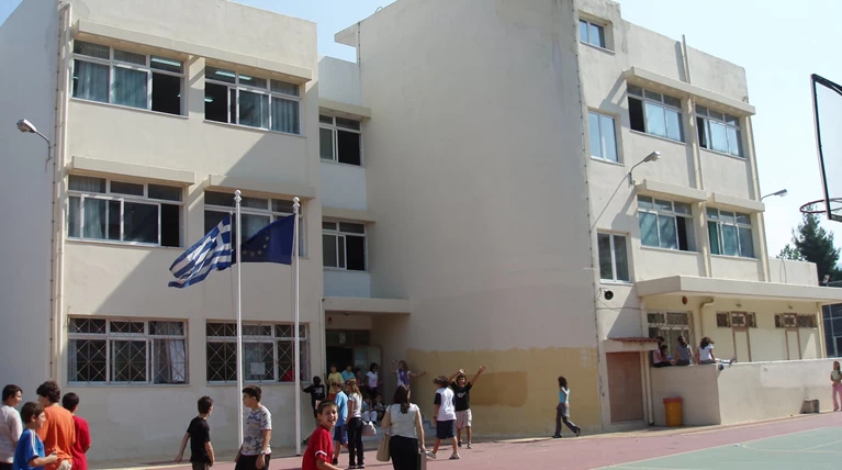 Κομισιόν και πρόγραμμα ΣΥΡΙΖΑ αδειάζουν Τσίπρα για τον ΦΠΑ 23% στα σχολεία