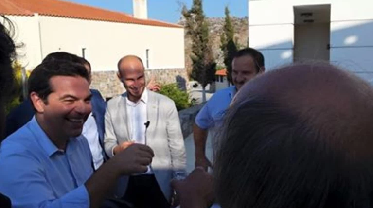 Οι τσικουδιές του Τσίπρα στα Ανώγεια της Κρήτης (φωτό)