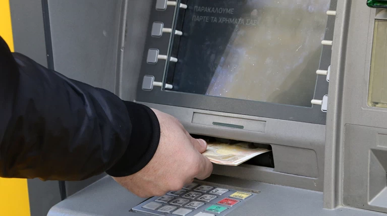 Μπαράζ επιθέσεων σε ATM τραπεζών