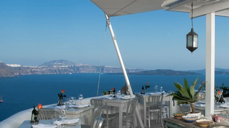 Σε αυτά τα 10 εστιατόρια με φόντο το νερό, θα ερωτευτείς