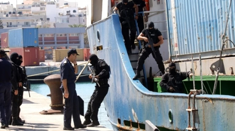 Χιλιάδες όπλα και σφαίρες στα αμπάρια του πλοίου