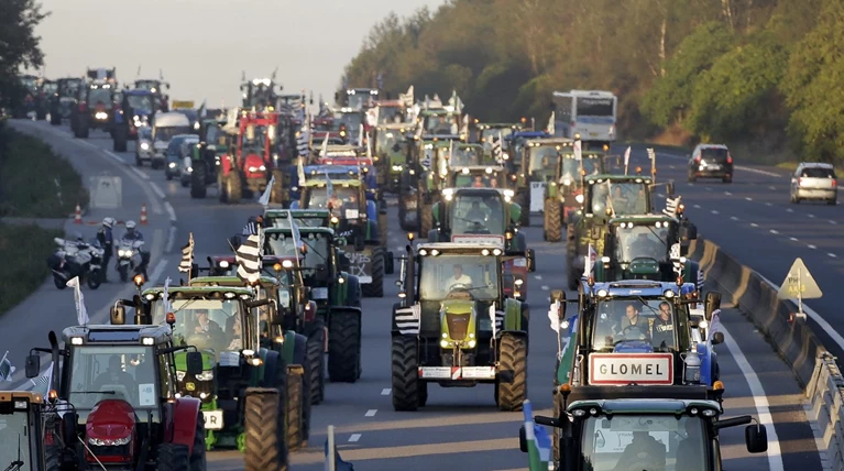 Oργισμένοι αγρότες κατεβαίνουν με τρακτέρ στο Παρίσι