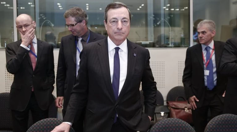 Bloomberg: Τι θα ανακοινώσει σήμερα ο Ντράγκι για την Ελλάδα
