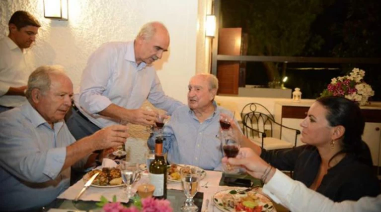 Το δείπνο Μητσοτάκη με καλτσούνια και γαμοπίλαφο
