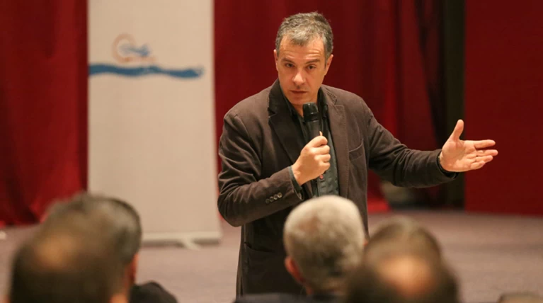 Θεοδωράκης τρολάρει Τσίπρα: Πρώτη φορά σοβαρά με Ποτάμι