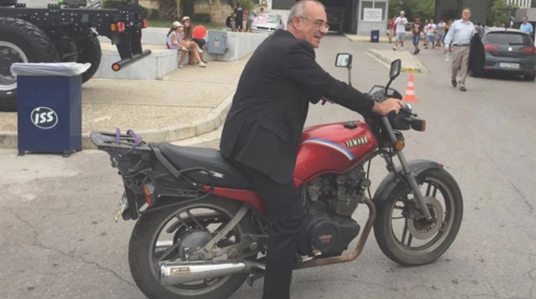 «Easy rider» ο Μάρδας στη Θεσσαλονίκη, στα χνάρια του Βαρουφάκη