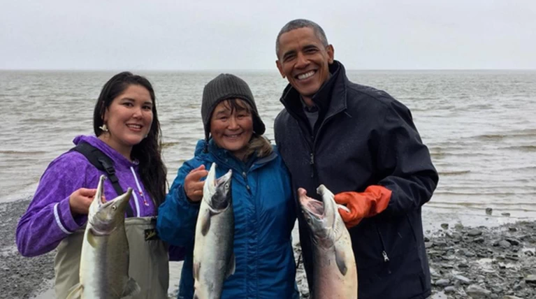 Ο Ομπάμα προβάρει ρόλο ξένοιαστου ταξιδιώτη και φωτογραφίζεται στην Αλάσκα