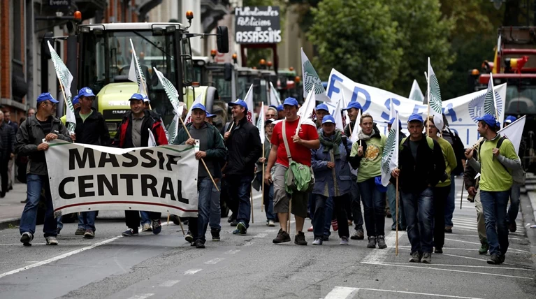 5000 αγρότες σε πορεία διαμαρτυρίας στις Βρυξέλλες ζητούν τη στήριξη της ΕΕ