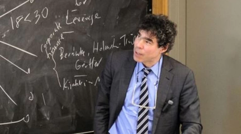 Ενας Ελληνας διάσημος από το Yale σύμβουλος του Μαξίμου