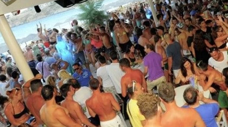 Χαροπαλεύει 31χρονος που χτύπησε μπράβος σε μπαρ στη Μύκονο