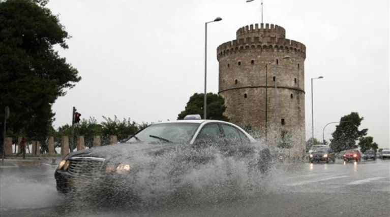 Προβλήματα στη Θεσσαλονίκη από την ισχυρή νεροποντή