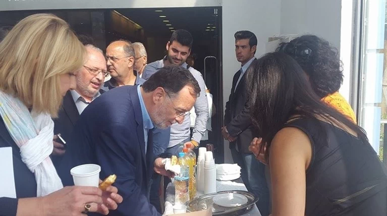 Σπιτικούς μεζέδες κέρασε o Λαφαζάνης στη συνέντευξη στη ΔΕΘ!