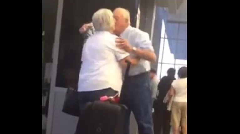 Αιώνια αγάπη: Ηλικιωμένο ζευγάρι έγινε viral με 29 εκ. views σε 17 ώρες!