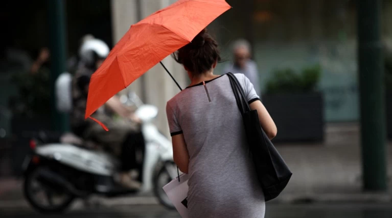 Πτώση της θερμοκρασίας και βροχές σε ολόκληρη τη χώρα