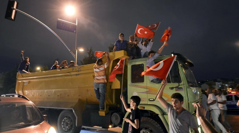 Χάος στην Τουρκία, έκρηξη βίας με επιθέσεις σε ΜΜΕ