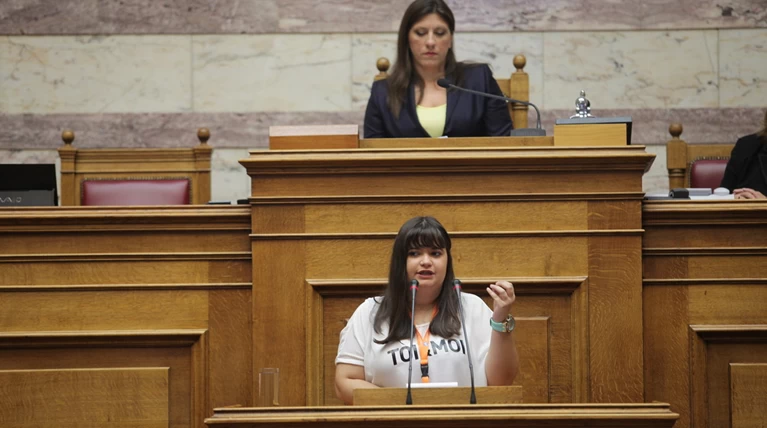 Με «γλώσσα» Μητσοτάκη η Ζωή χαιρέτισε τους εφήβους βουλευτές