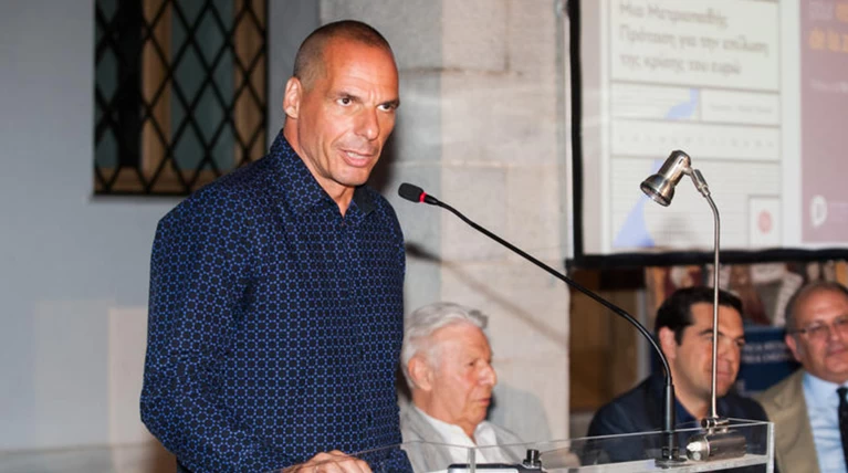 Φρουρός του Βαρουφάκη «ήρθε στα χέρια» για τα μάτια μιας κοπέλας
