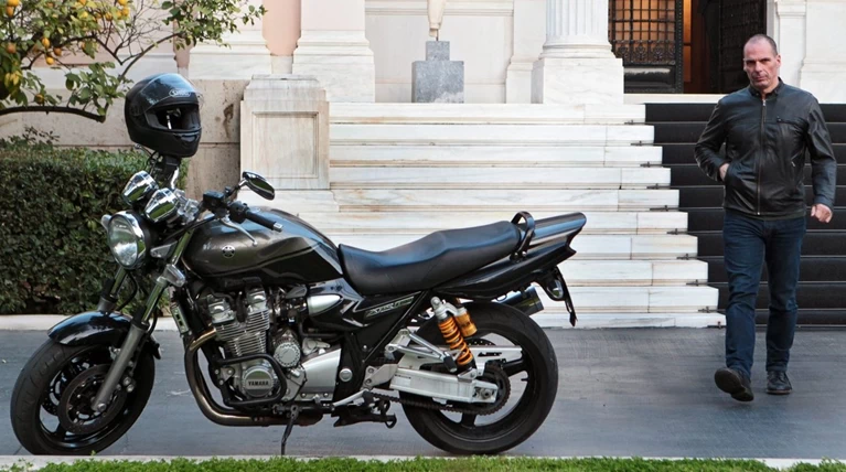 Ο Γιάνης κάνει δώρο τη Yamaha του στον Καμμένο
