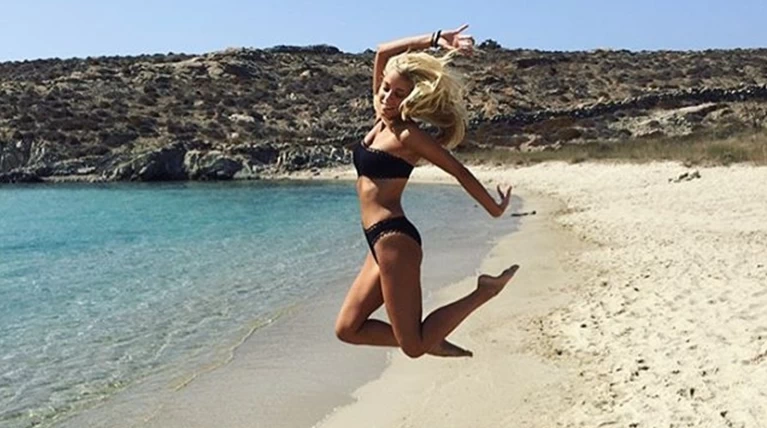 Η Δούκισσα Νομικού πετά... στον ουρανό και το δείχνει