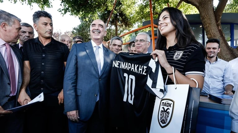 Ο Μεϊμαράκης έγινε... Νεϊμαράκης στο περίπτερο του ΠΑΟΚ στη ΔΕΘ
