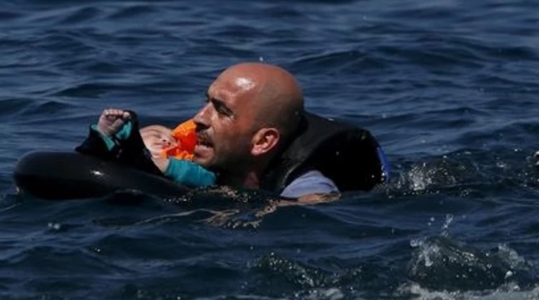 Εικόνες-σοκ: Η προσπάθεια πρόσφυγα να σώσει το γιό του