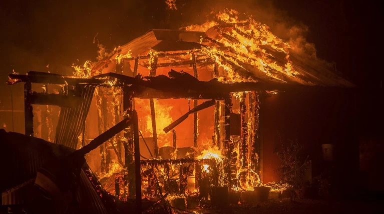Κόλαση φωτιάς στην Καλιφόρνια-κάηκαν 400 σπίτια