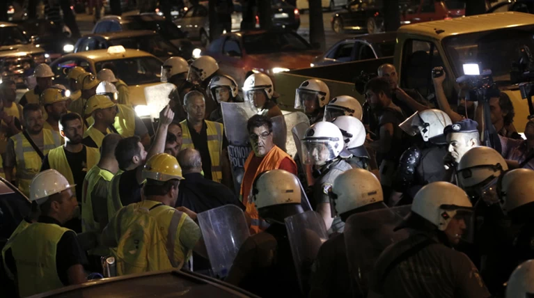 Συμπλοκές μεταλλωρύχων με ΜΑΤ έξω από την ΕΡΤ πριν το debate
