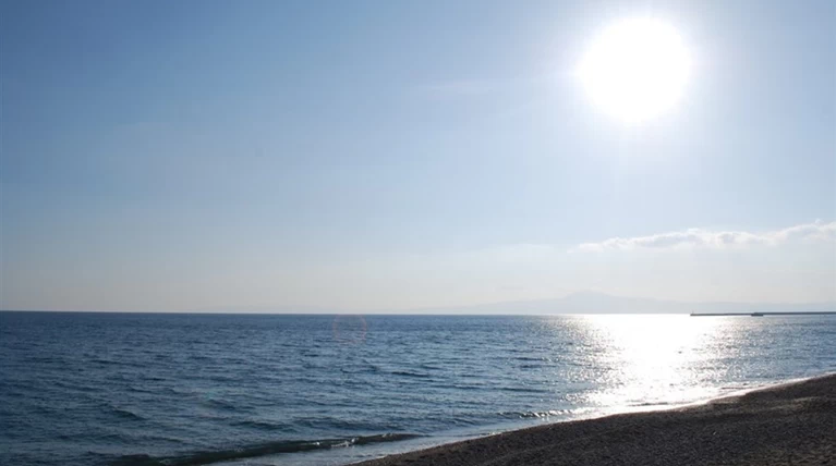 Ηλιοφάνεια με το θερμόμετρο στους 30 βαθμούς
