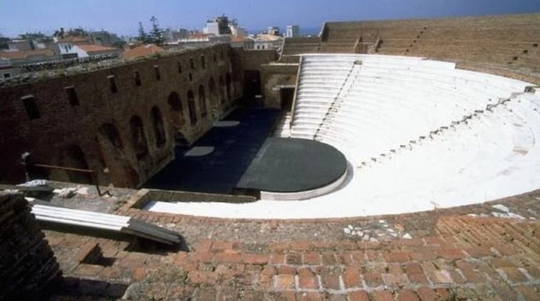 Αρνήθηκαν σε τυφλό κορίτσι την είσοδο στο Ρωμαϊκό Ωδείο Πάτρας