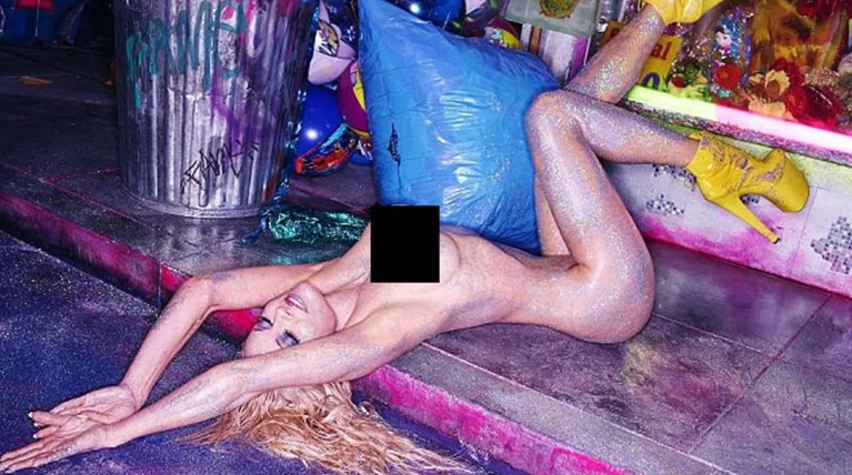 Baywatch is back! Η Πάμελα Άντερσον ολόγυμνη στα 48 της