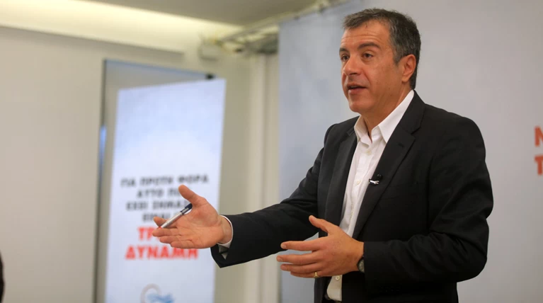 Θεοδωράκης σε Τσίπρα: Εγώ δεν έχω φωτογραφίες σε κότερα και βίλες
