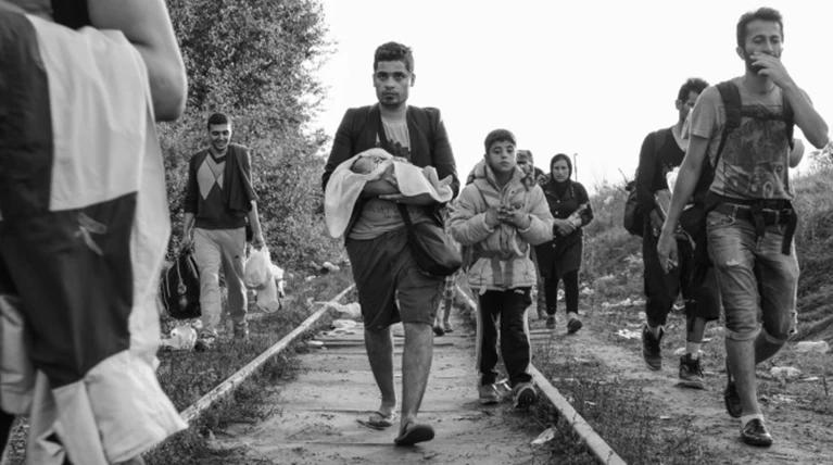 Πατέρας με το 6 ημερών βρέφος του αναζητά νέα πατρίδα