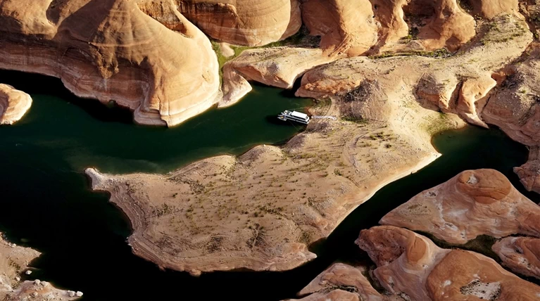 Η λίμνη που ξεγυμνώνεται από την ξηρασία σε εντυπωσιακές εικόνες