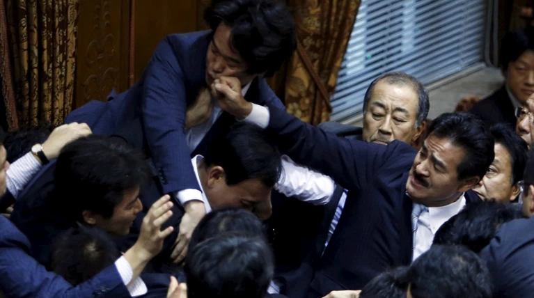 'Αγριο ξύλο ανάμεσα σε βουλευτές στην Ιαπωνική Βουλή! Χαοτικές εικόνες