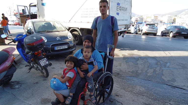 Δουλέμποροι πήραν €1.000 από πρόσφυγες για το αναπηρικό καροτσάκι τους