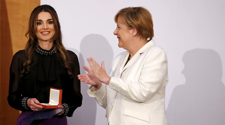 Μέχρι και η Μέρκελ θαύμασε την καλλονή βασίλισσα Ράνια
