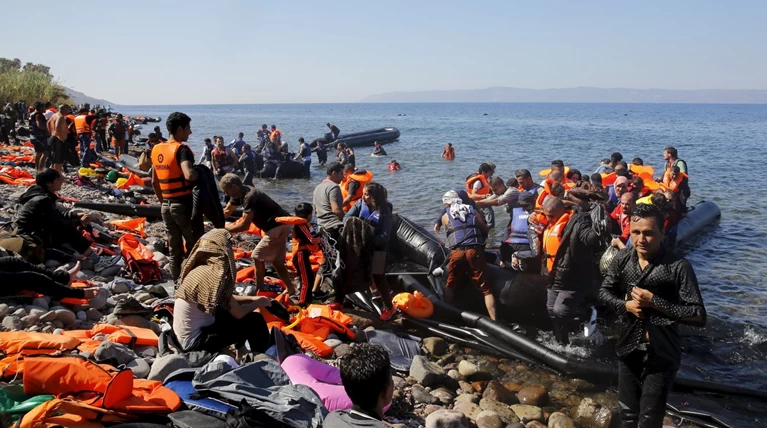 Νέα κύματα προσφύγων έφτασαν στη Μυτιλήνη: Συγκλονιστικές φωτογραφίες